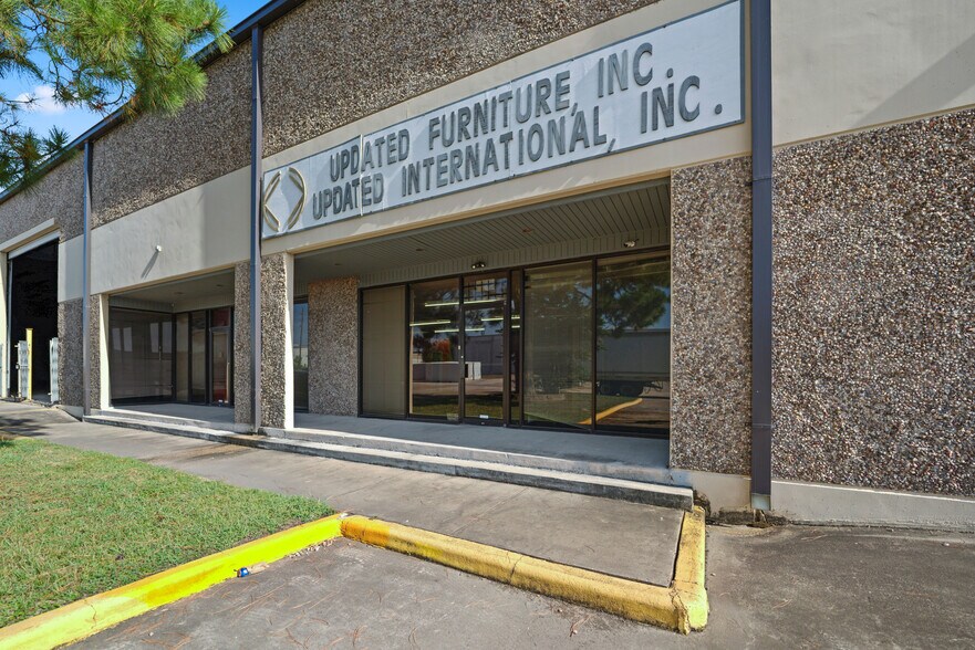 More Photos Of 6546 Petropark Dr, Houston Warehouse For Lease