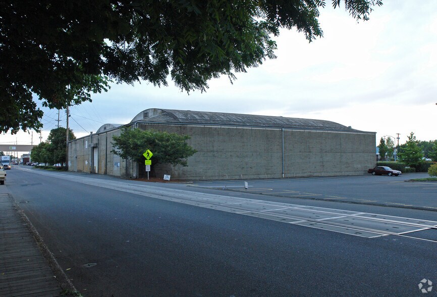 Primary Photo Of 1100 Front St NE, Salem Distribution For Sale