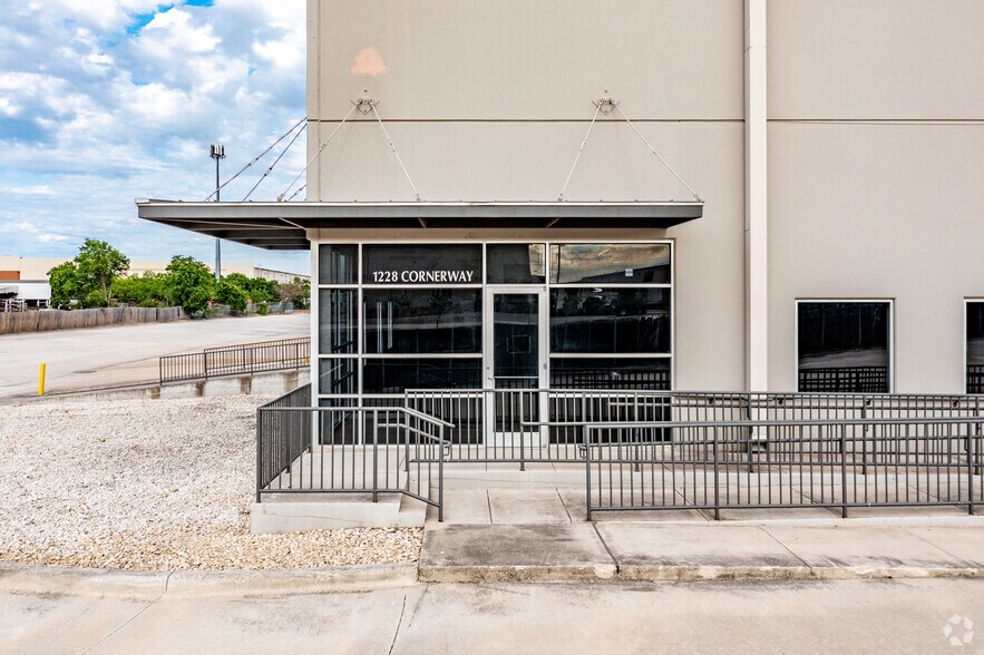 More Photos Of 1228 Cornerway Blvd, San Antonio Warehouse For Lease