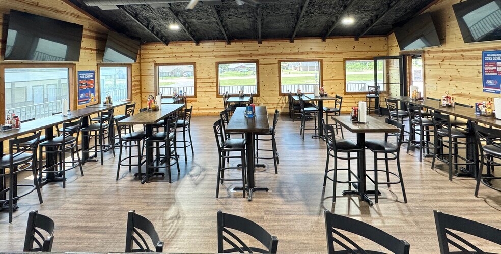 More Photos Of 500 SE Lincoln Rd, Idabel Hotel For Sale