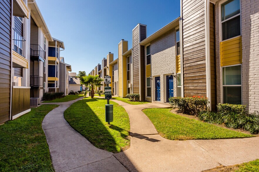 More Photos Of 8600 S Course Dr, Houston Apartments For Sale