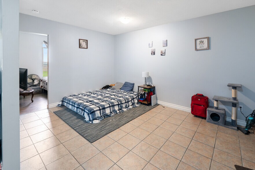 More Photos Of 2024 Dufferin Av, Wallaceburg Apartments For Sale