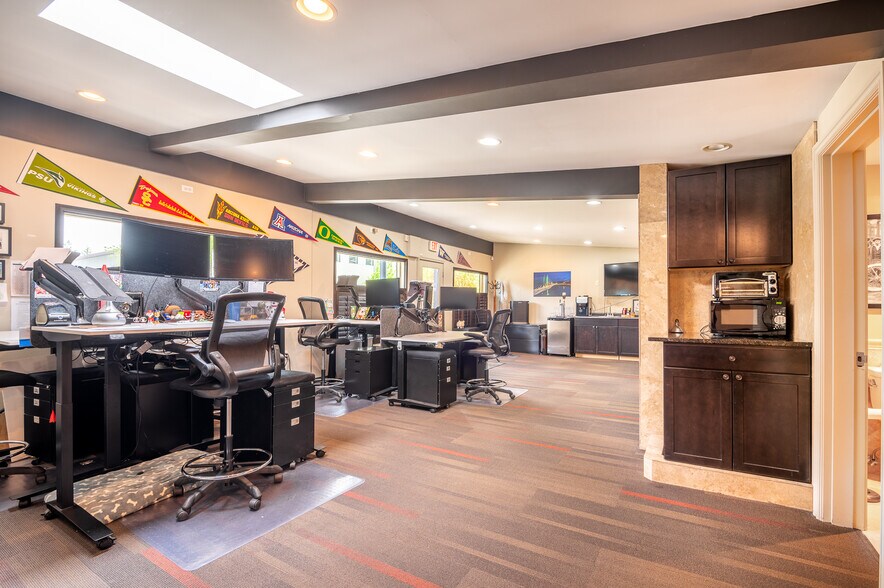 More Photos Of 12525 SW Main St, Tigard Storefront Retail Office For Lease