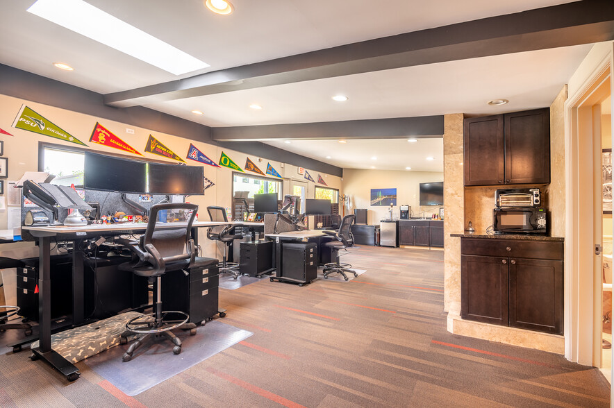 More Photos Of 12525 SW Main St, Tigard Storefront Retail Office For Lease