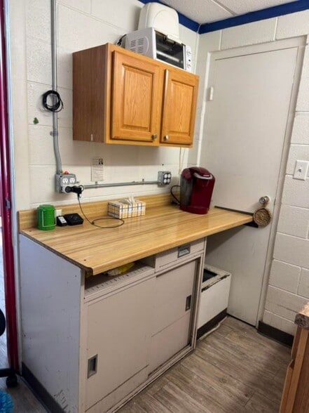 More Photos Of 411 W 5th St, Plainview Freestanding For Sale