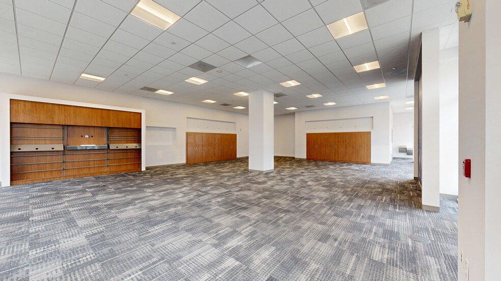 Primary Photo Of 2111 E Ivanhoe Pl, Milwaukee Apartments For Lease