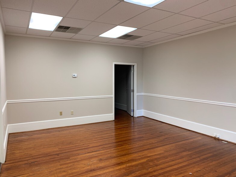 More Photos Of 1722 Main St, Columbia Office For Sale