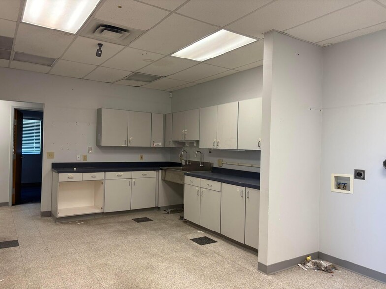 More Photos Of 5230 Renner Rd, Columbus Veterinarian Kennel For Sale