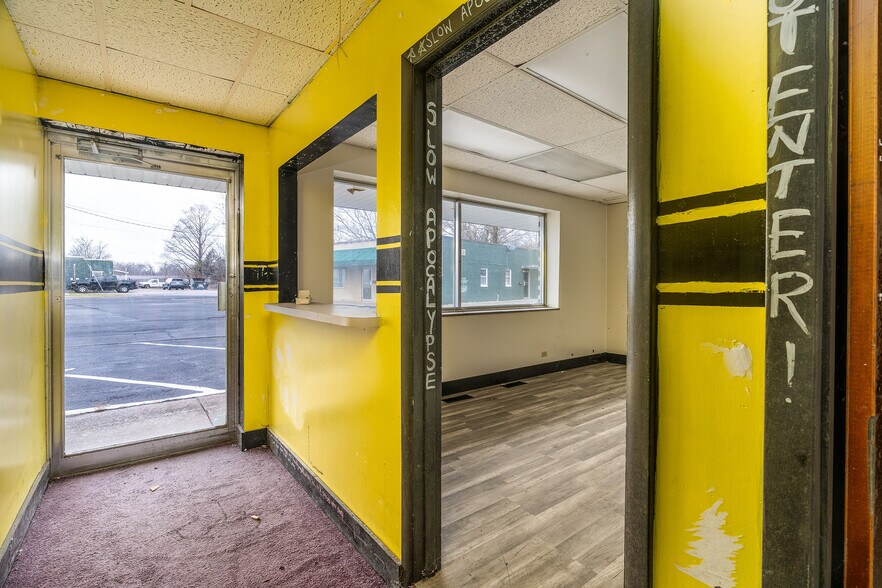 More Photos Of 828 E Main St, Carbondale General Retail For Sale