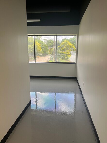 More Photos Of 522 Cliff Cir, Nashville Office Residential For Sale