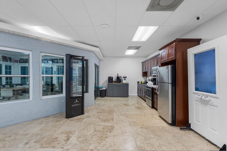 More Photos Of 2125 W Columbus Dr, Tampa Light Distribution For Lease