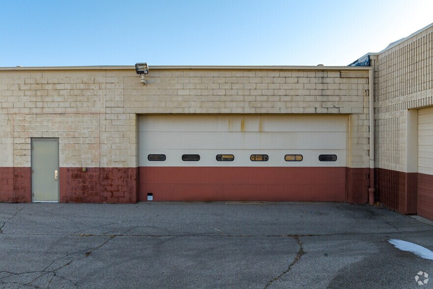 More Photos Of 34381 S Gratiot Ave, Clinton Township Showroom For Sale