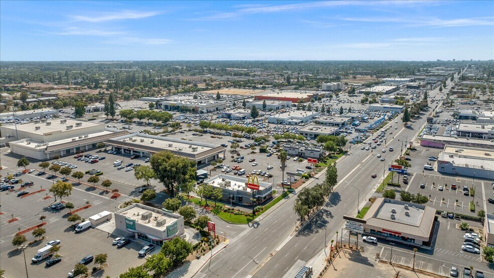 More Photos Of 5646 N Blackstone Ave, Fresno Unknown For Lease