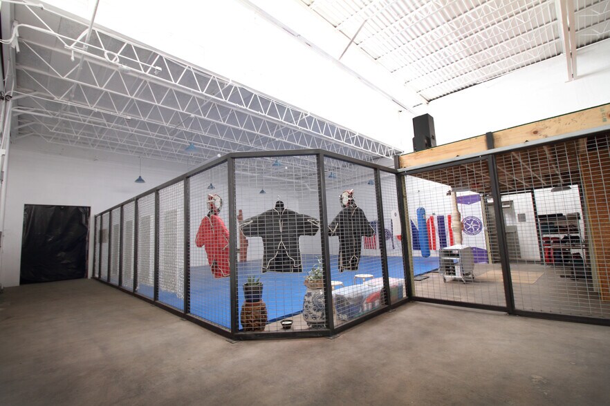 More Photos Of 1300 S Polk St, Dallas Light Manufacturing For Lease