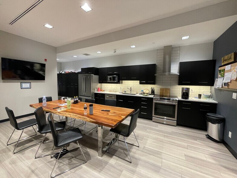 More Photos Of 2810 Bremner Ave, Red Deer Storefront For Sale