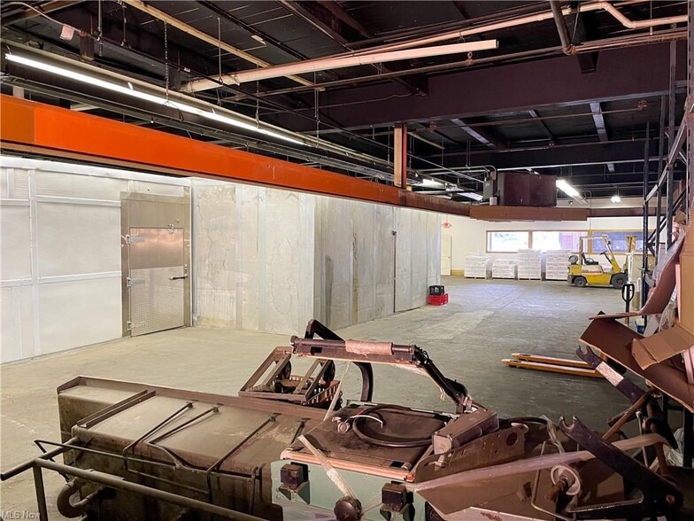 More Photos Of 8110 Lake Ave, Cleveland Manufacturing For Lease
