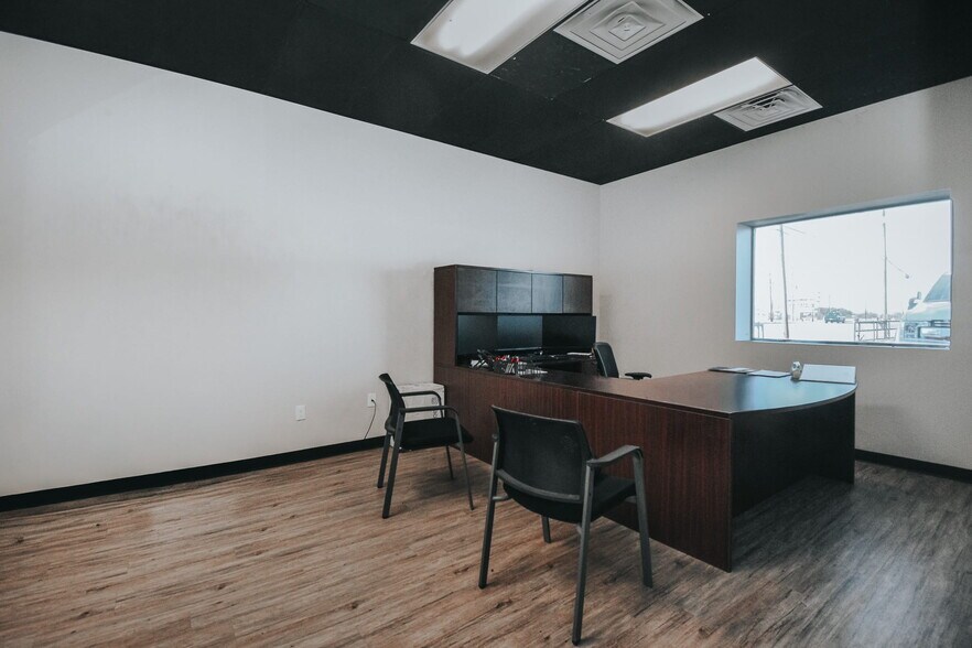More Photos Of 13102 N Navarro St, Victoria Flex For Sale