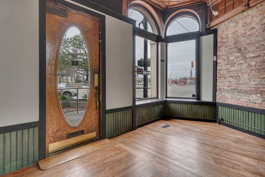 More Photos Of 902 Military Ave, Port Huron Restaurant For Lease