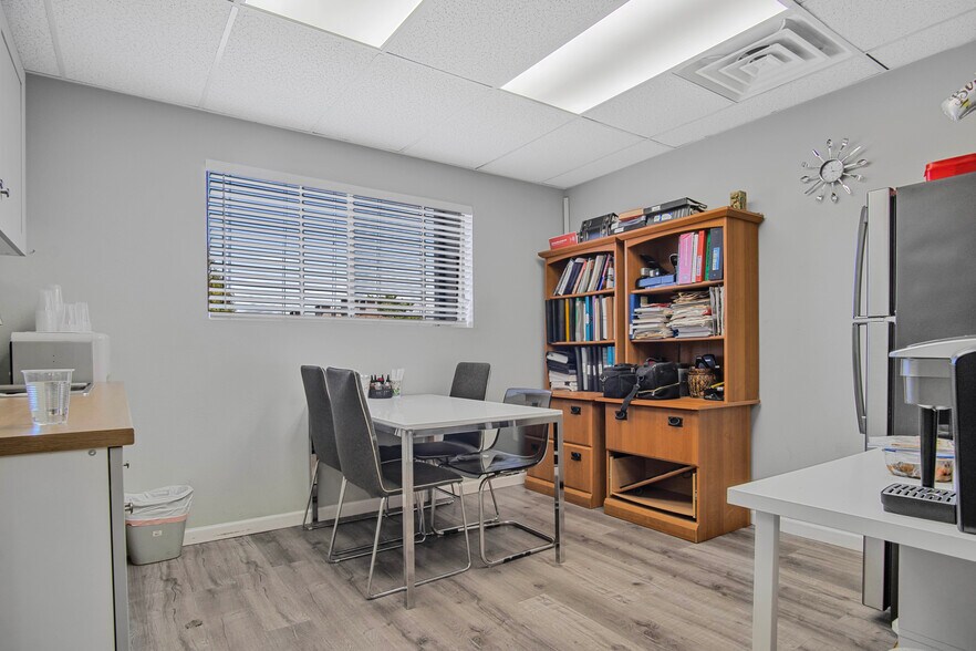 More Photos Of 6747 Odessa Ave, Van Nuys Office For Lease