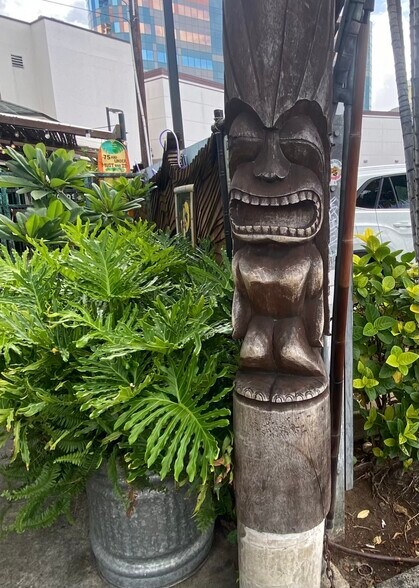 More Photos Of 337-341 Saratoga Rd, Honolulu Storefront Retail Residential For Lease