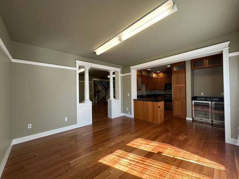 More Photos Of 1505 Ne Village St, Fairview Office For Sale