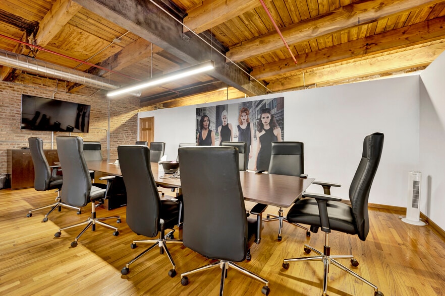 More Photos Of 6625 N Avondale Ave, Chicago Manufacturing For Lease