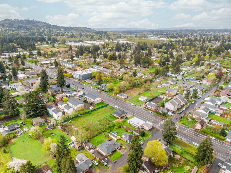 More Photos Of 5002 SE 122nd Ave, Portland Flex For Sale