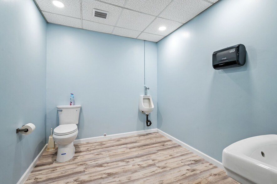 More Photos Of 921 Saw Mill Run Blvd, Pittsburgh Light Distribution For Sale