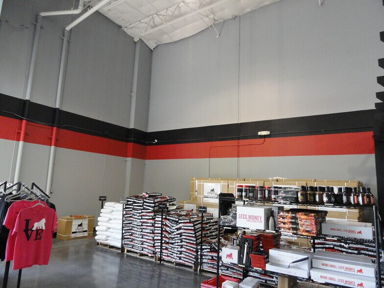 More Photos Of 13940-13960 N Stemmons Fwy, Farmers Branch Showroom For Lease