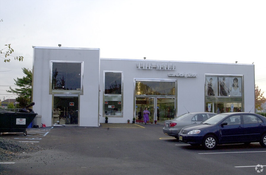 More Photos Of 1710 Oak Tree Rd, Edison Freestanding For Lease