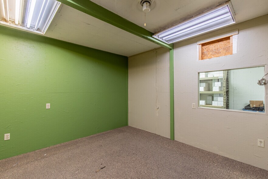 More Photos Of 825 N Pleasant St, Princeton Flex For Sale
