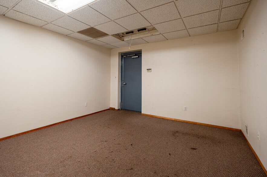 More Photos Of 42470 Executive Dr, Harrison Township Warehouse For Lease