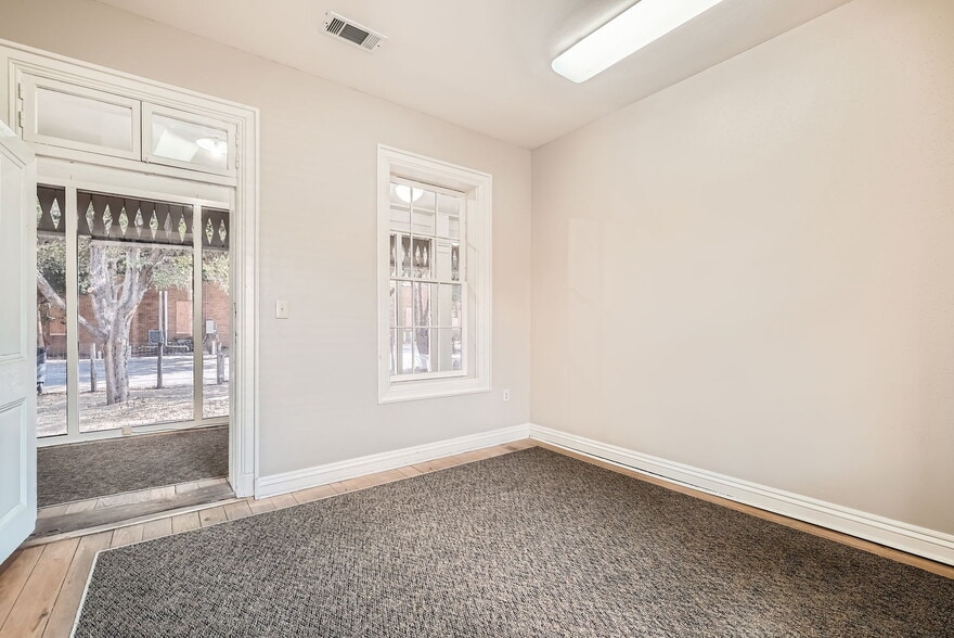 More Photos Of 228 S Seguin Ave, New Braunfels Office For Lease