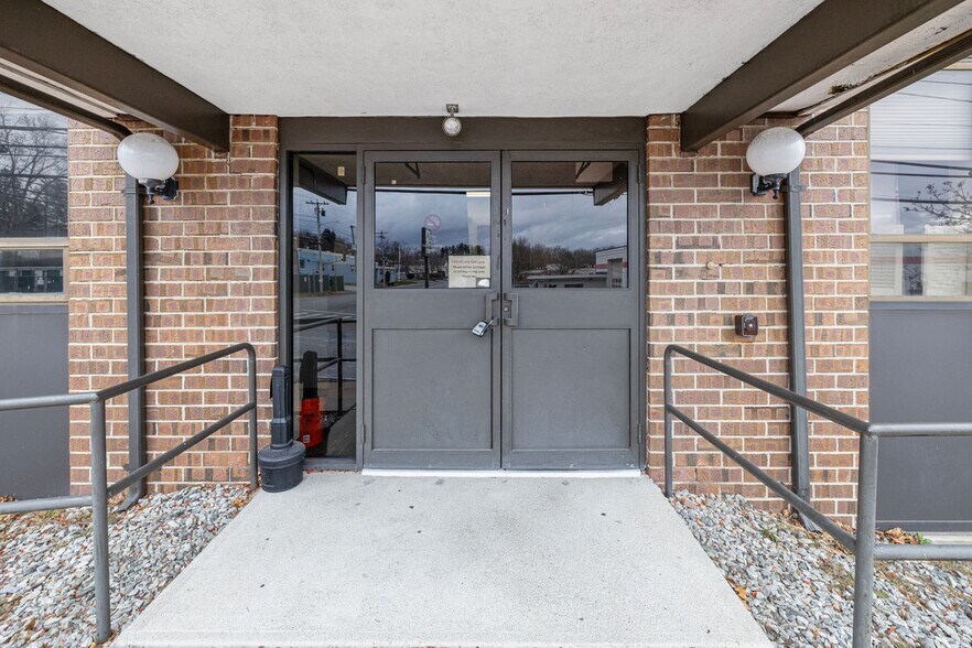 More Photos Of 250 Wampanoag Trl, Riverside Medical For Sale