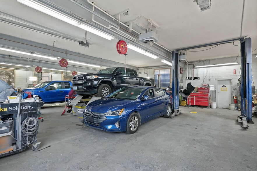 More Photos Of 3 Lower Rd, Lincoln Auto Repair For Sale