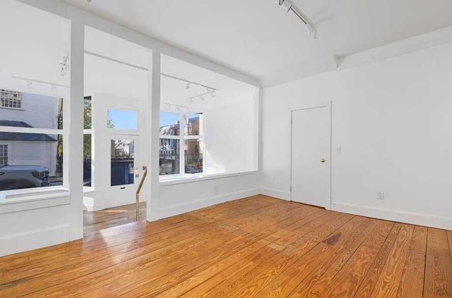 More Photos Of 138 Spring St, Newport General Retail For Sale