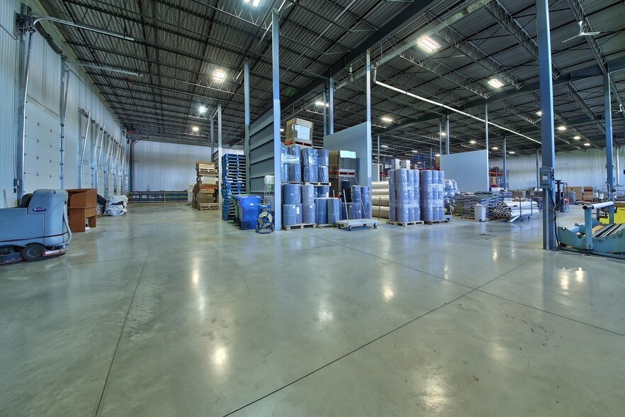 More Photos Of 140 Blvd Industriel, Napierville Warehouse For Sale
