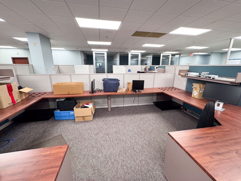 More Photos Of 47 Commerce Dr, Bristol Manufacturing For Sale