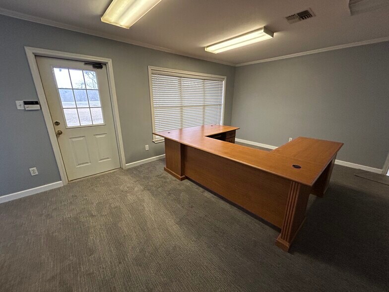 More Photos Of 2003 E US Highway 84, Palestine Office For Sale