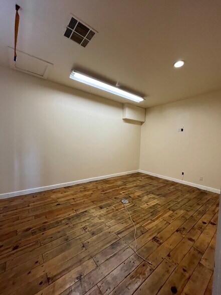 More Photos Of 513 Thompson Ln, Austin Flex For Lease