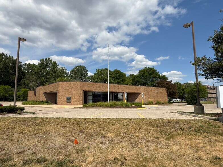 Primary Photo Of 6120 W Maple Rd, West Bloomfield Bank For Sale
