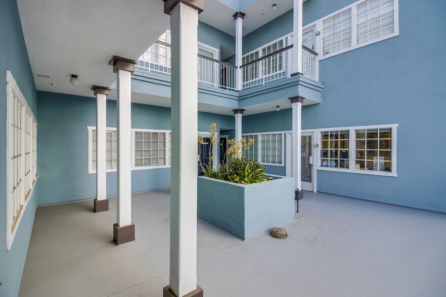 More Photos Of 11712 Moorpark St, Studio City Loft Creative Space For Lease