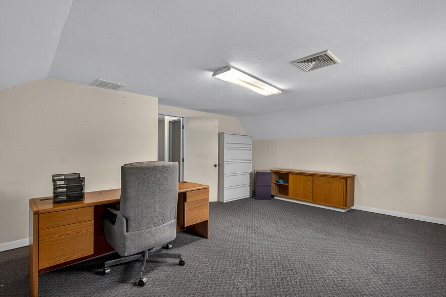 More Photos Of 62 Hyde Ave, Vernon Storefront Retail Office For Lease