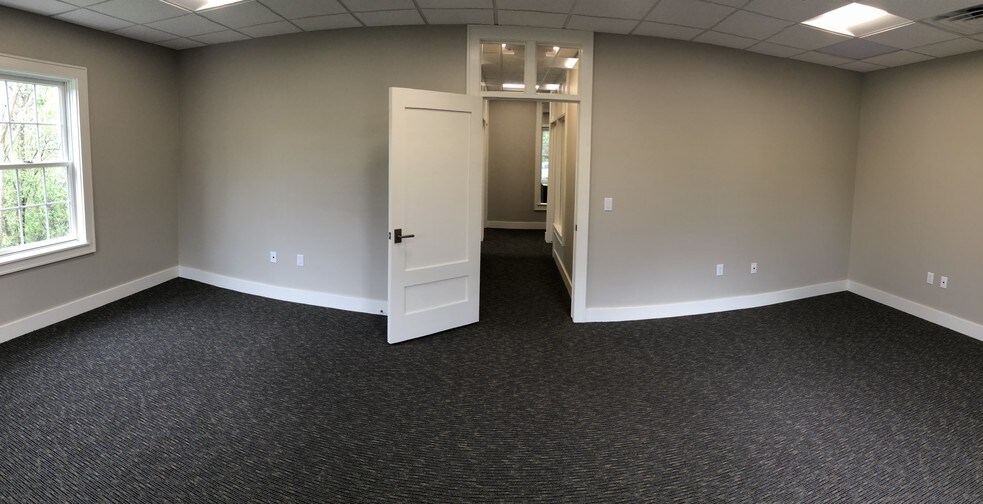 More Photos Of 19 Crossroads Ct, Delafield Office For Lease