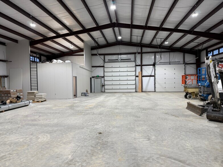 More Photos Of 2912 Chambers St, Venus Service For Lease