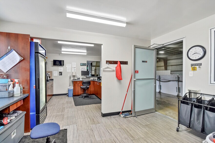 More Photos Of 1856 Nimitz Dr, De Pere Distribution For Lease