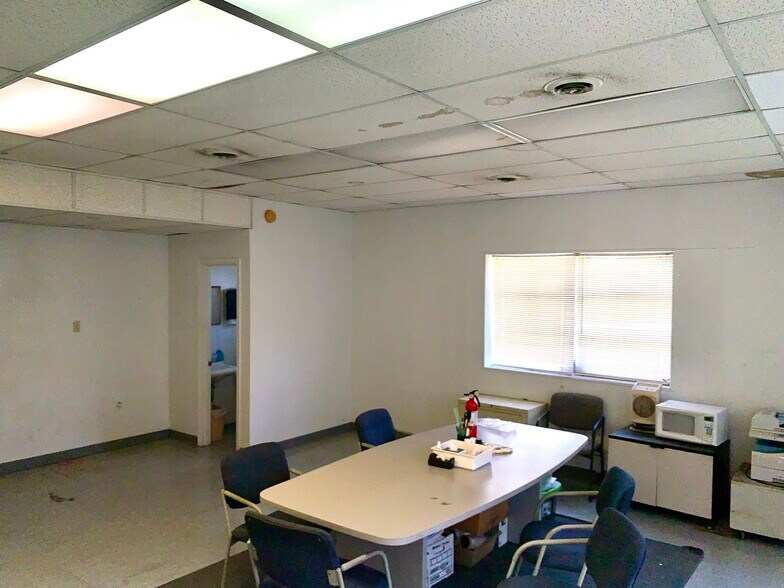 More Photos Of 52 Mid Valley, Verona Light Manufacturing For Sale