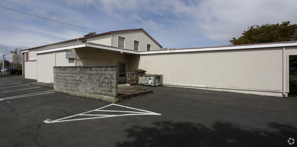 More Photos Of 2288 Country Club Rd, Woodburn Restaurant For Sale