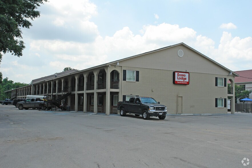 More Photos Of 2111 NW Evangeline Trwy, Lafayette Hotel For Sale