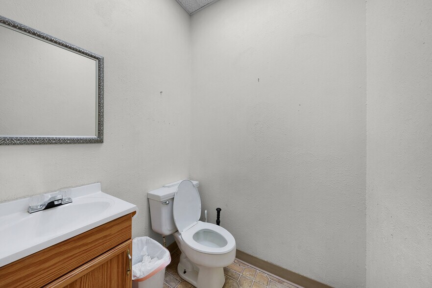 More Photos Of 1118 Interstate Highway 30, Greenville Storefront Retail Office For Lease